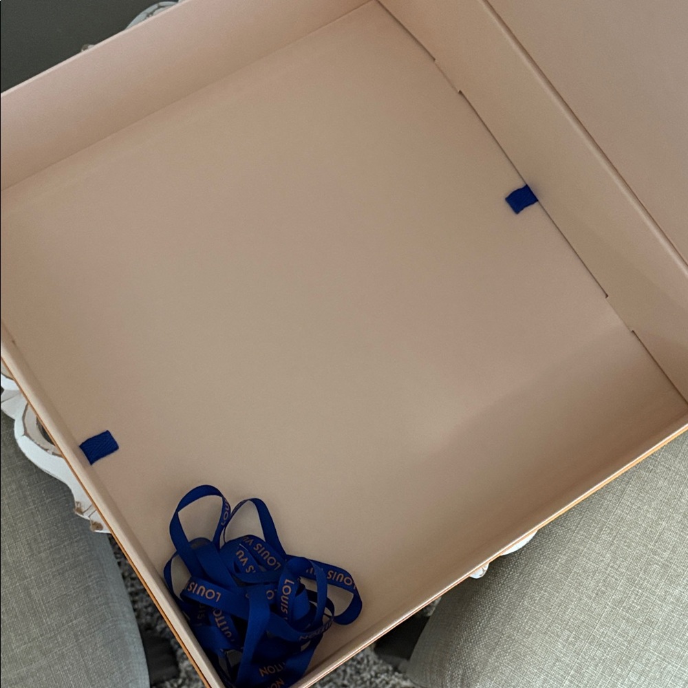 Louis Vuitton Medium Storage Box & Ribbon - Picture 3 of 7